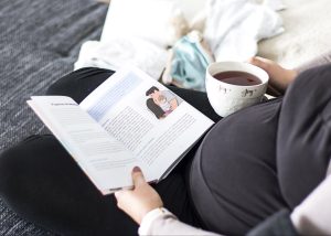 Kniha sprievodca rodiča dnešného tehotná žena číta knihu
